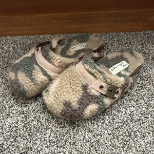 Vintage Havana Camo Clogs women’s 7